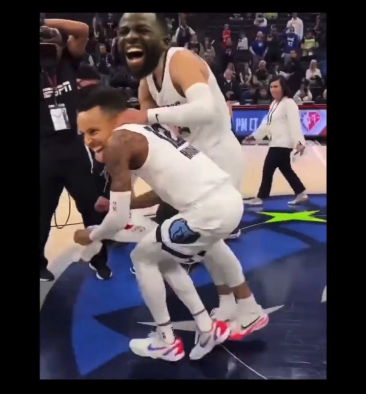 前锋远射破门，全场欢呼（前锋远射得手，现场沸腾）