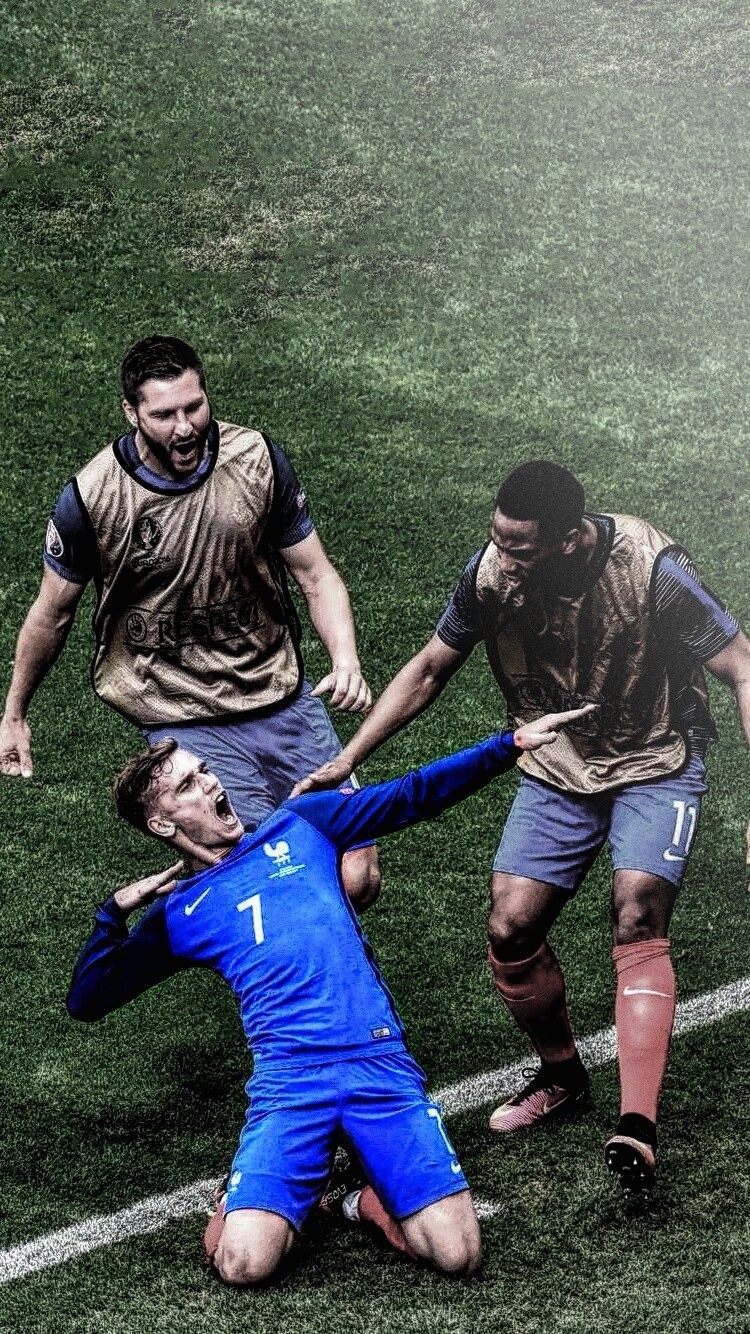 山东泰山今天下午在基地举行球迷开放日，一百多名球迷到场（山东泰山今日下午在基地举行球迷开放日，吸引百余名球迷到场）