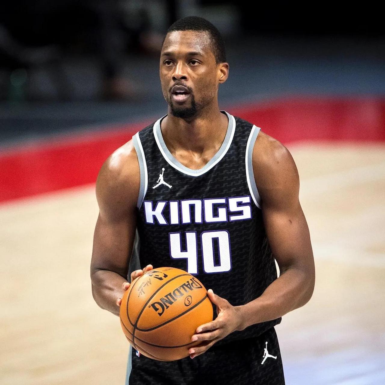 詹姆斯关键助攻锁定胜利（詹姆斯送出制胜助攻奠定胜局）